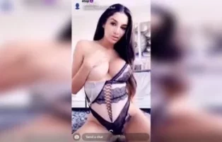 Lyna Perez arreganhada se masturbando depois de tirar a lingerie