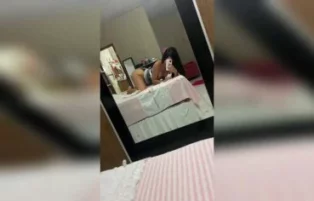 Amanda Utsumi pelada se masturbando com tesão no quarto