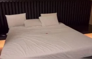 Morena gostosa de 40 anos dando o cu para um fã na