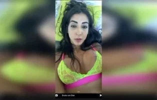 Renatinha Mello masturbando a buceta na cama