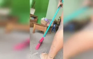 Dj Ludi nua varrendo e depois se masturbando no sofá