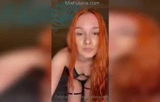 Laura Velasquez mostra a buceta pelada em vídeos amadores