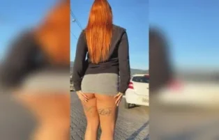 Dj Ludi mostra buceta e rabo na praia sem calcinha