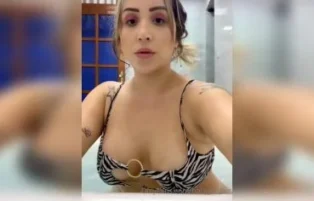 Josi Freitas exibe os peitos e joga o sutiã fora