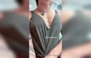 May Cogumays pelada dedando a buceta gostoso