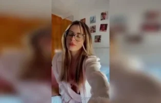 Aricia Silva fica pelada e se masturba no quarto
