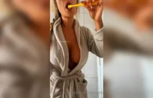 Vanessinha Vailatti nua no banheiro fazendo Neymar babar
