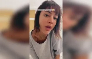 Novinha safada enfiando consolo na buceta e plug no cu