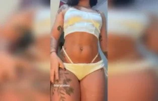Lary Cubas rebola nua depois de tirar a calcinha