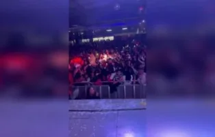 Mc Pipokinha quase nua no show e deixando a galera com tesão