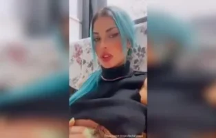 Tati Zaqui pelada brincando com pau de borracha no vídeo