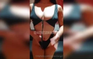 Moreninha exibe a buceta e senta na pica na cama