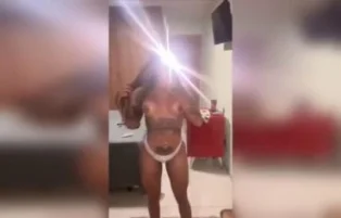 Milena Lins rebola de calcinha e senta no consolo
