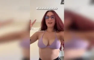 Catarina Paolino nua se masturbando até gozar no quarto