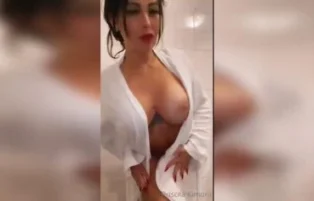 Musa Pry Kimura nua no banho mostrando peitos e buceta