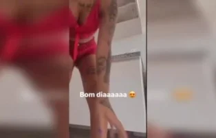 Rebolando com shortinho cravado no stores