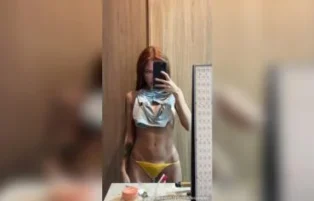 Fernanda Campos tira a calcinha e deda a buceta