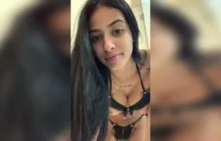 Kelly Oliveira rebola pelada em casa depois de tirar a calcinha
