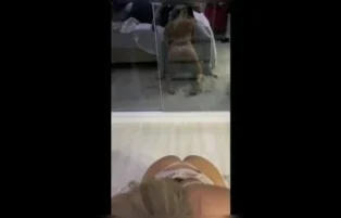 Maikelly Muhl prova o pau do fã antes de sentar gostoso