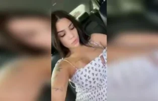 Japa ale mostra a buceta no carro e deixa todo mundo babando