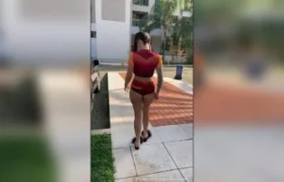 Mc Pipokinha mostra a buceta andando de calcinha no condomínio