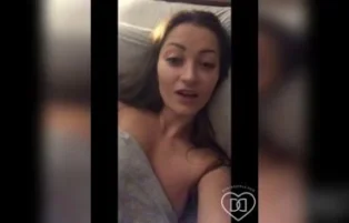 Dani Daniels sentando com força na cama em vídeo caseiro