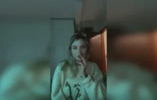 Fumando um beck e mostrando meus peitos grandes