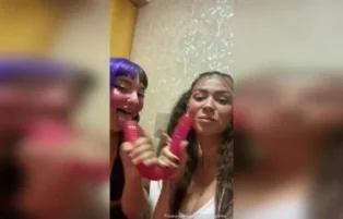 Mc Pipokinha e amiga lambem rolas de borracha na privacidade