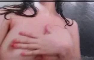 VirtualElfAngel pelada e safada exibindo os peitos gostosos
