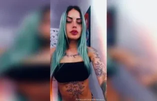 Tati Zaqui de cabelo azul mete gostoso com pau de borracha