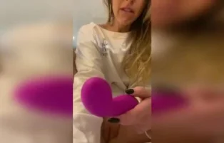 Paloma Piazzi masturbando a buceta no quarto
