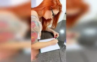 Ruivinha nerd mostra buceta rosada levando rola de quatro